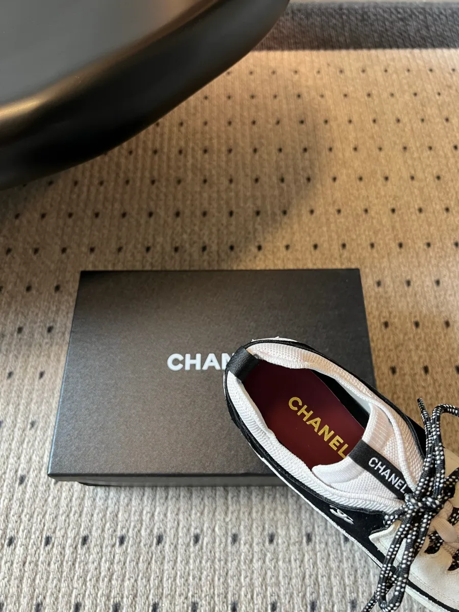 Крупный план воротника и стельки с золотистым логотипом CHANEL