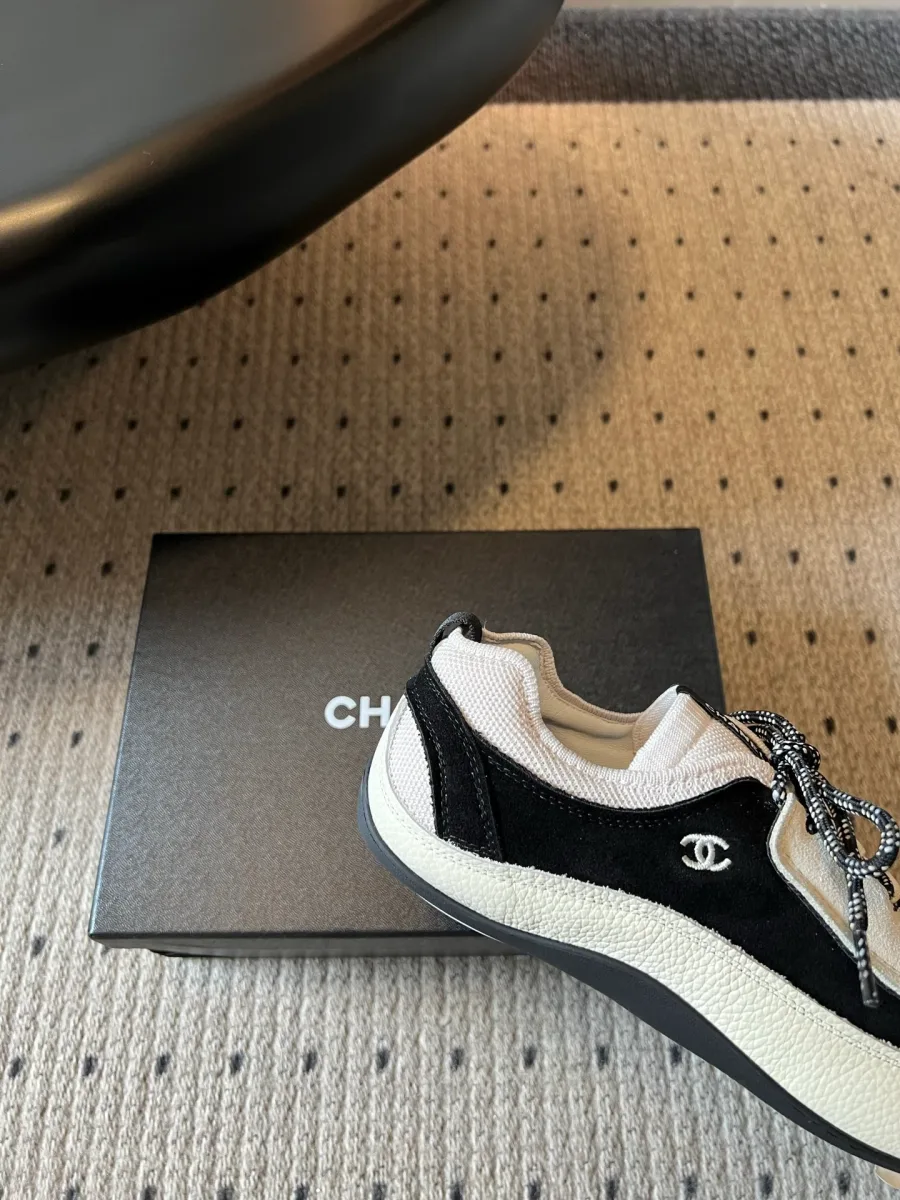 Крупный план задника кеда Chanel с замшевой вставкой