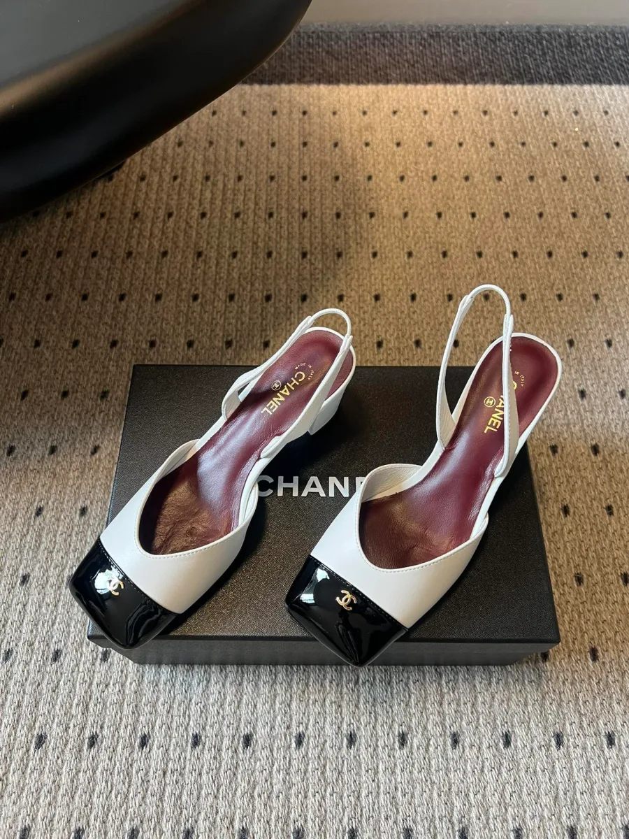 Двухцветные туфли Chanel с открытой пяткой и блочным каблуком, ракурс три четверти