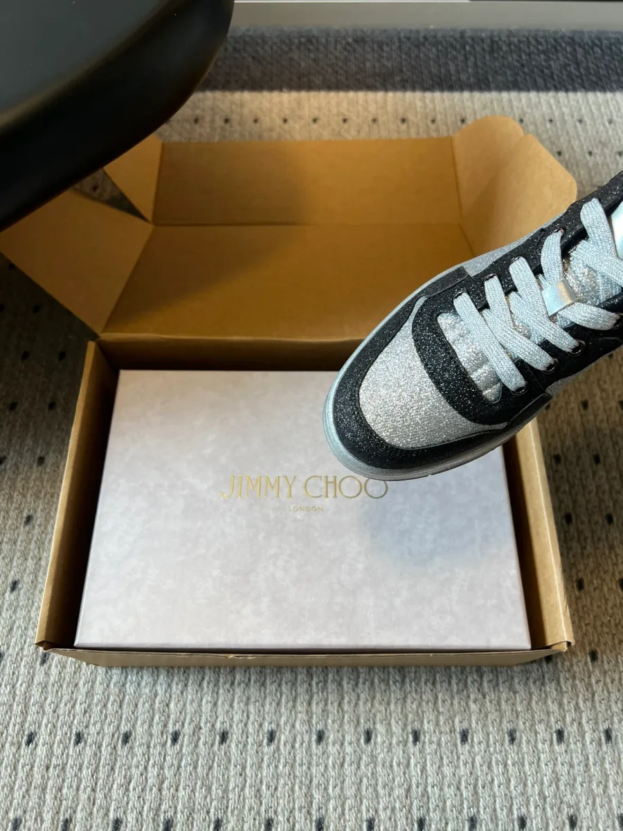 Мысок кеда Jimmy Choo с контрастной отделкой глиттером крупным планом