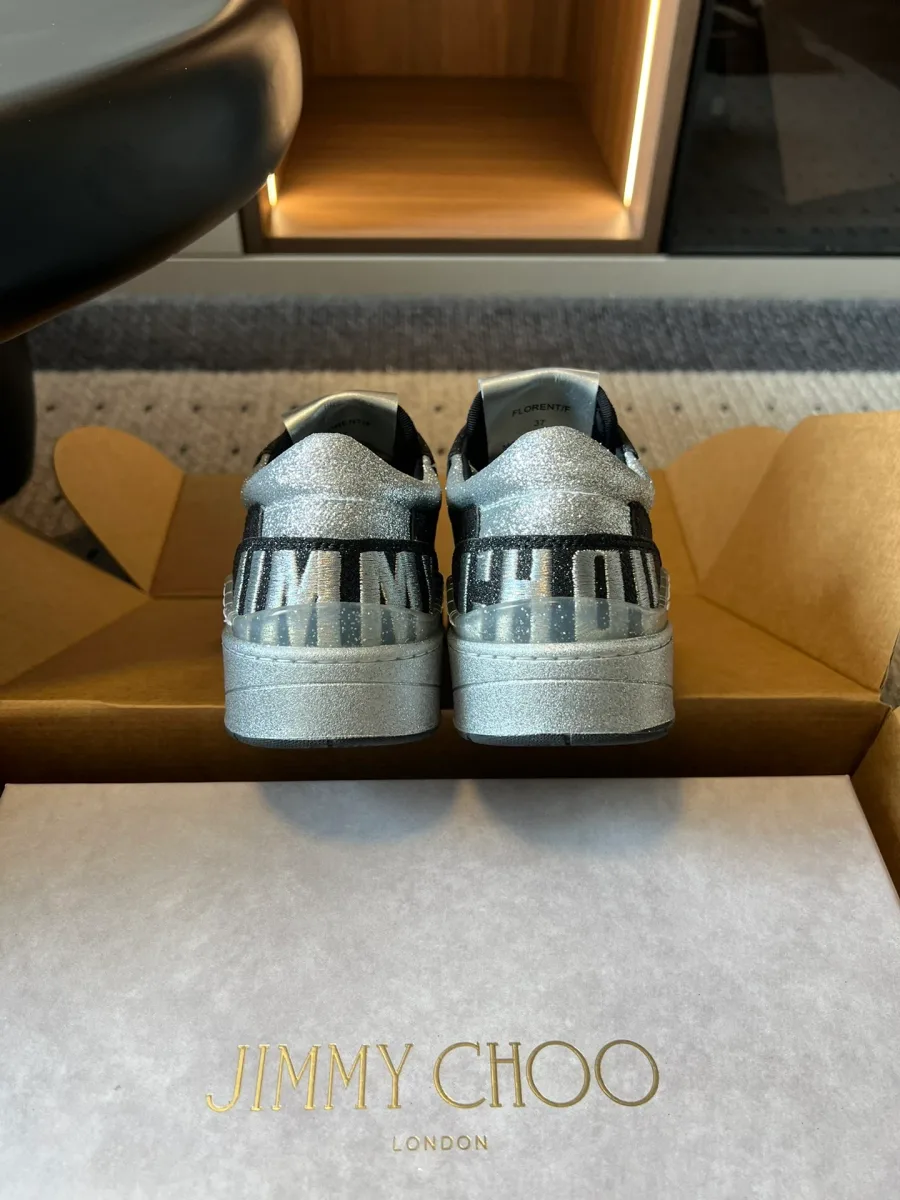 Задники кед Jimmy Choo с крупным логотипом бренда крупным планом