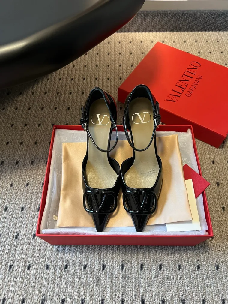 Valentino Чёрные лакированные туфли на каблуке с декором VLogo