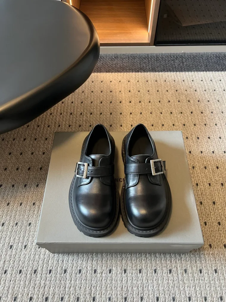 Balenciaga Чёрные кожаные туфли на массивной подошве с пряжкой
