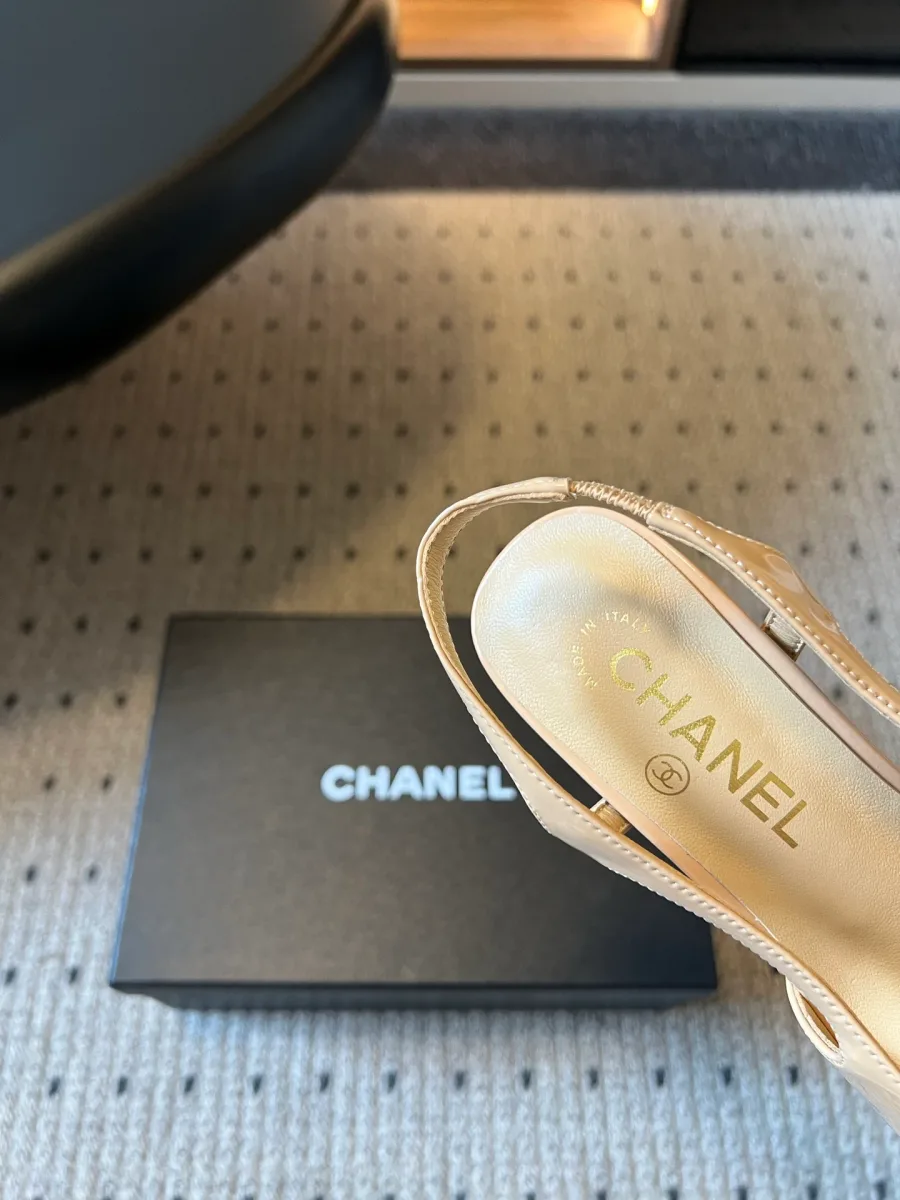 Крупный план внутренней золотистой стельки с тиснением Chanel