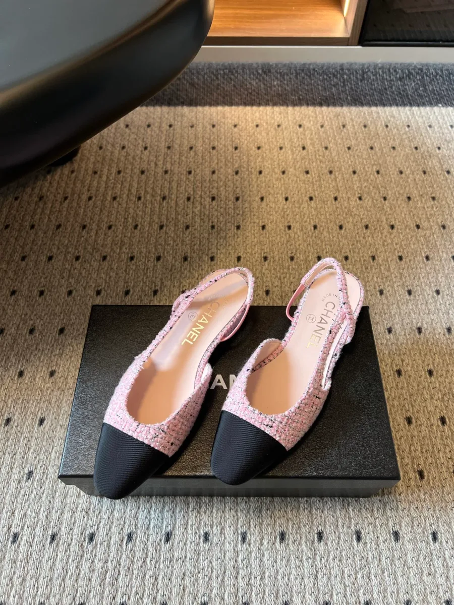 Двухцветные женские слингбэки Chanel из розового твида с чёрным мысом, ракурс спереди