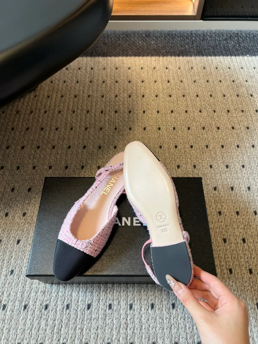 Слингбэк Chanel из розового твида, демонстрация светлой кожаной подошвы