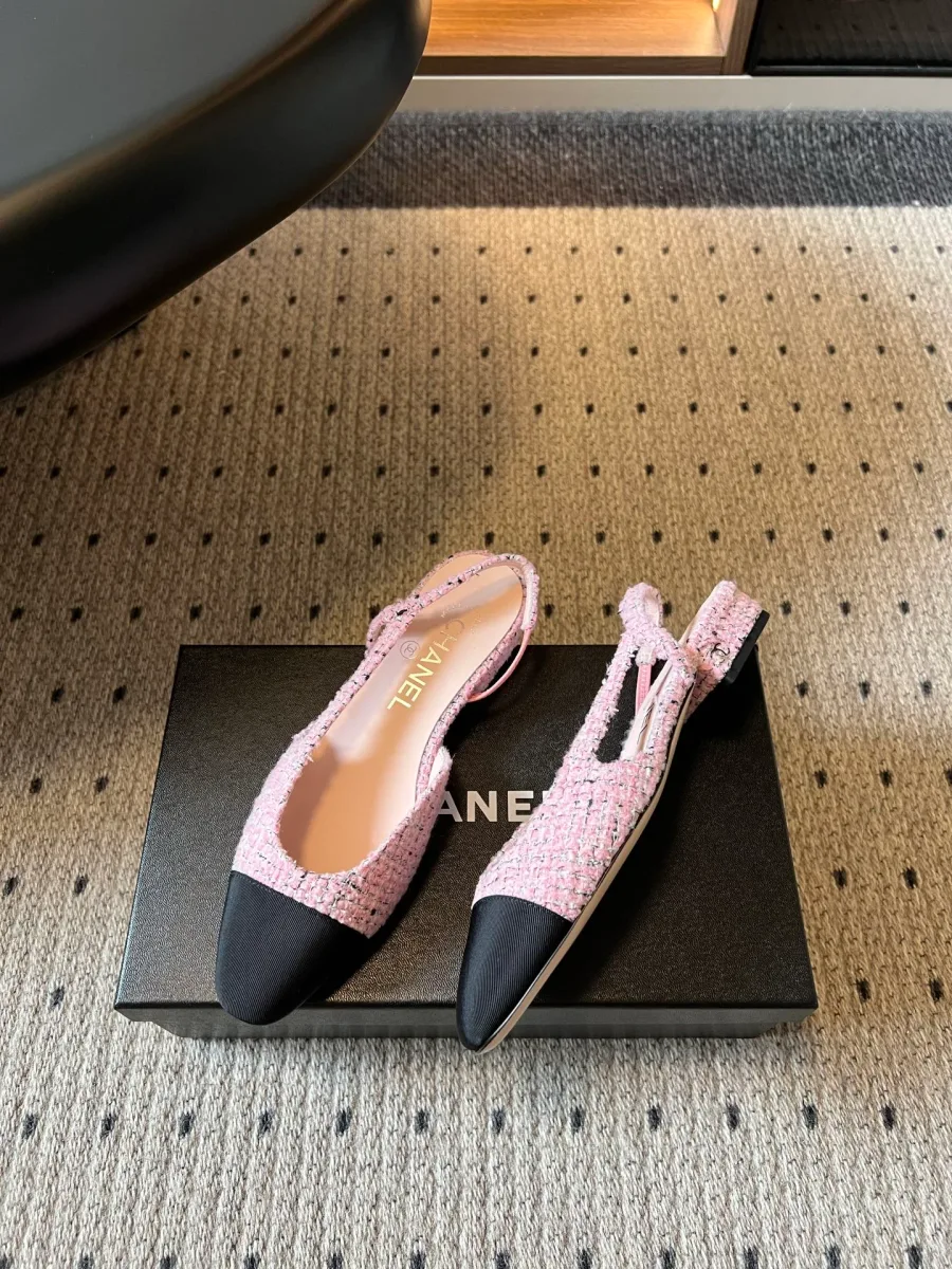 Пара твидовых слингбэков Chanel розового и чёрного цвета, вид сбоку и сверху