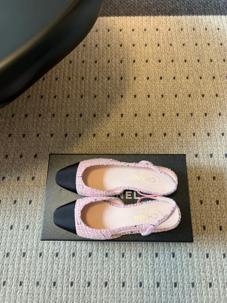 Розово-чёрные слингбэки Chanel из твида, вид сверху на кожаные стельки
