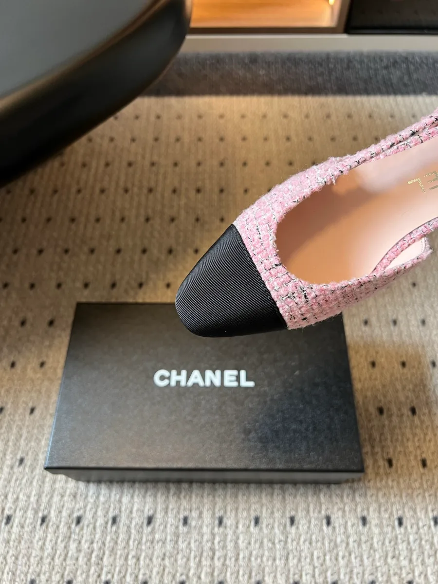 Крупный план круглого чёрного мыска и розовой твидовой фактуры слингбэка Chanel
