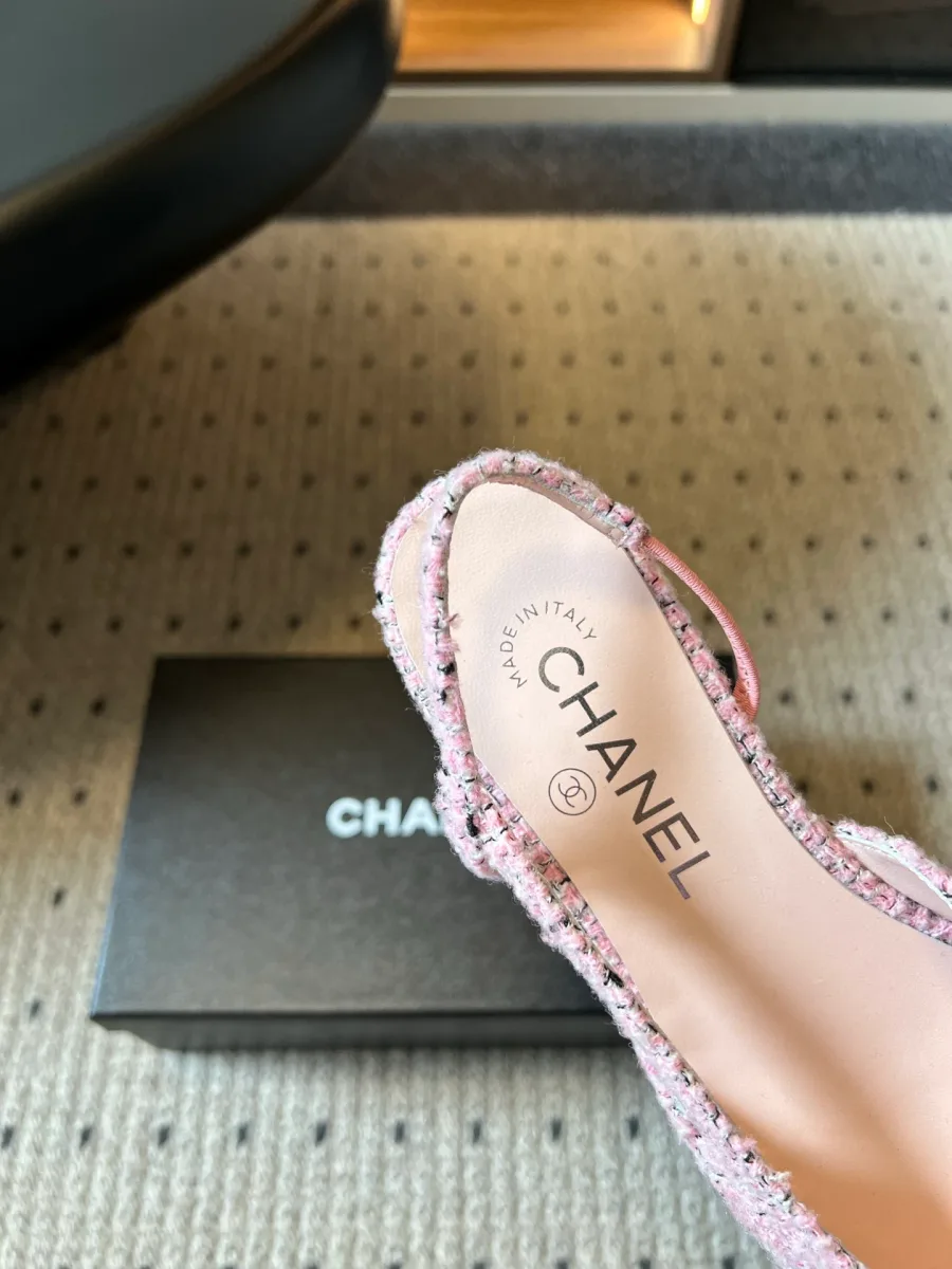 Внутренняя кожаная стелька слингбэка Chanel с тиснением логотипа бренда