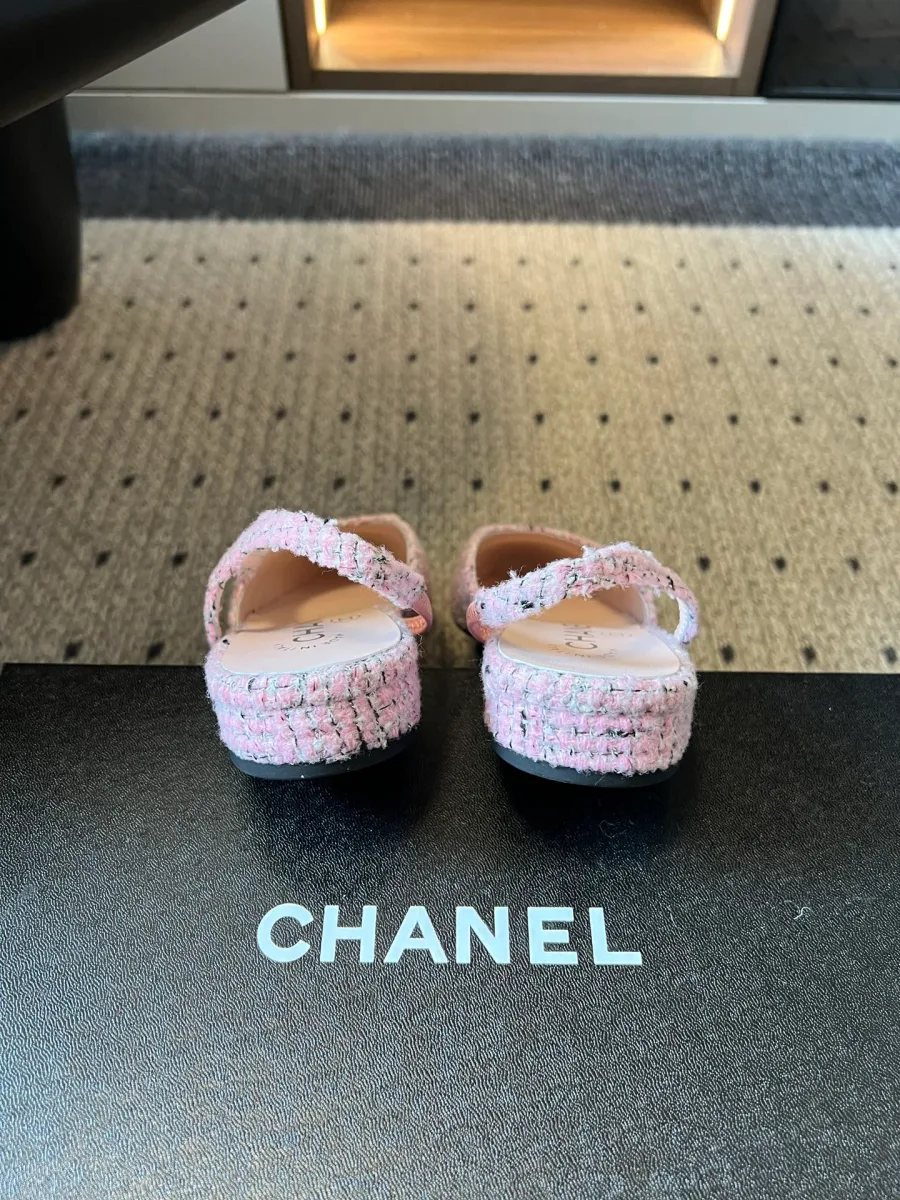 Задняя часть розовых твидовых слингбэков Chanel с эластичными ремешками и низким каблуком