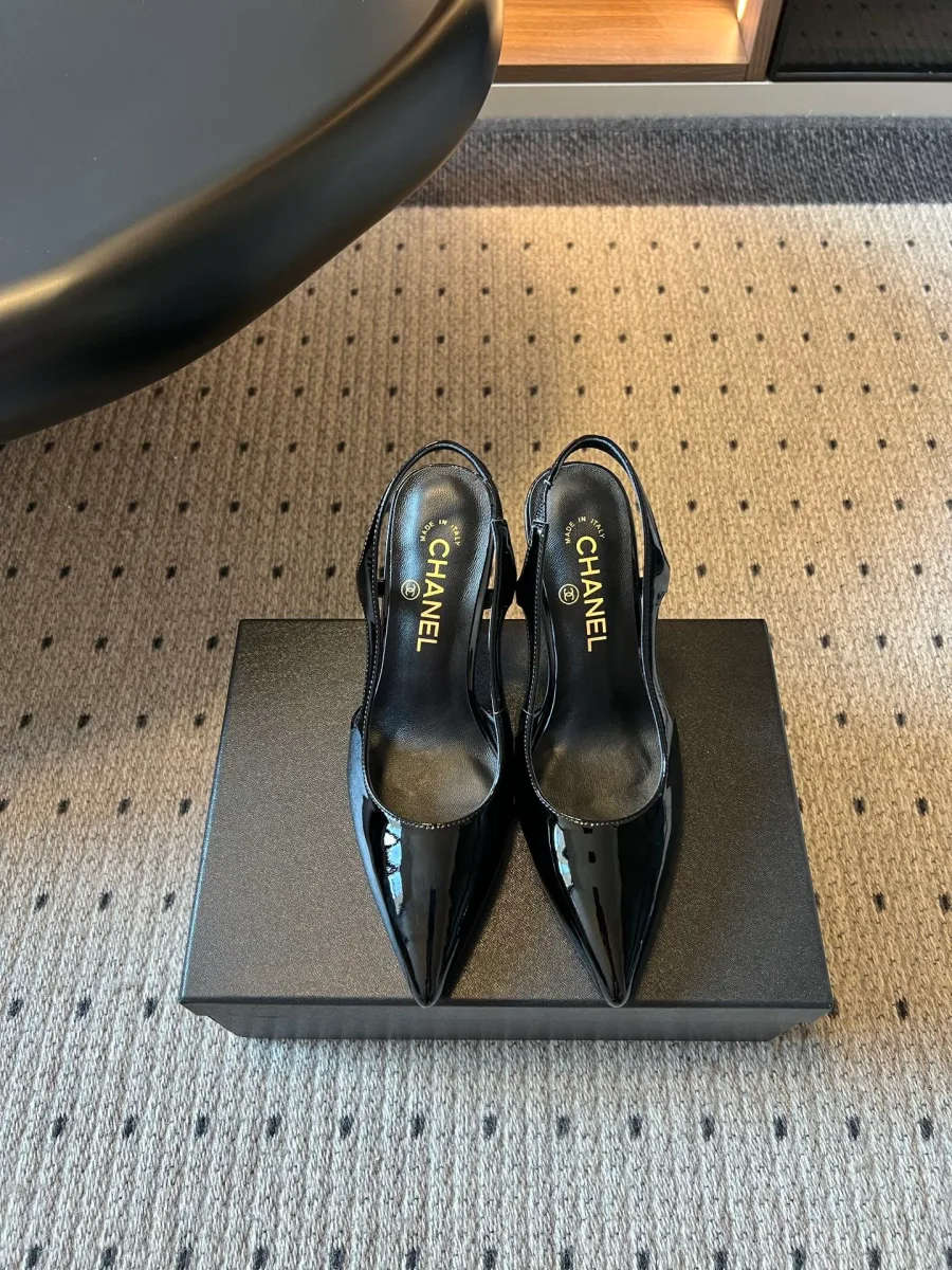 Чёрные слингбэки Chanel из лакированной кожи