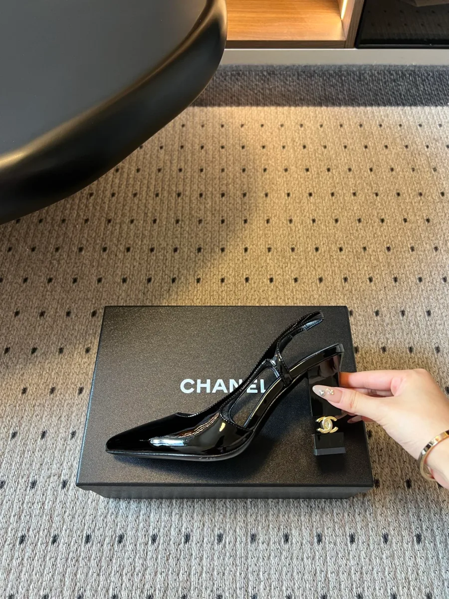Детальный вид застёжки на ремешке слингбэков Chanel