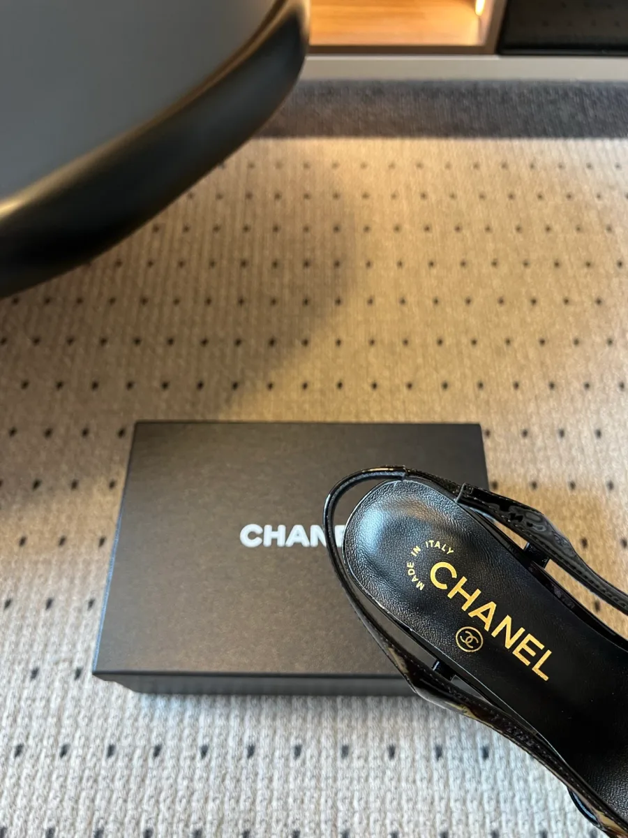Вид сверху на открытую пятку слингбэков Chanel