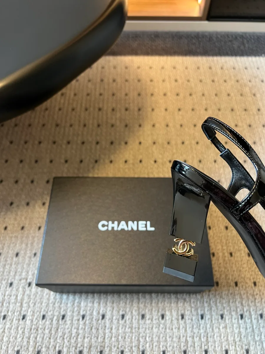 Каблук чёрных лакированных туфель бренда Chanel