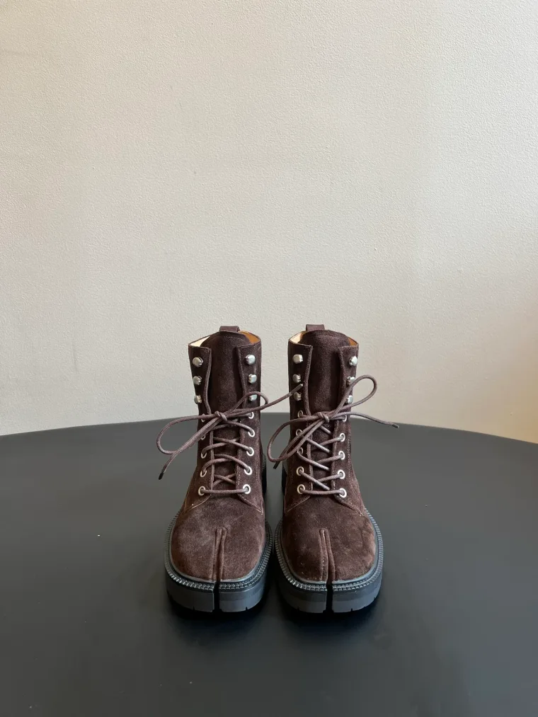 Maison Margiela Коричневые замшевые ботинки Tabi на шнуровке
