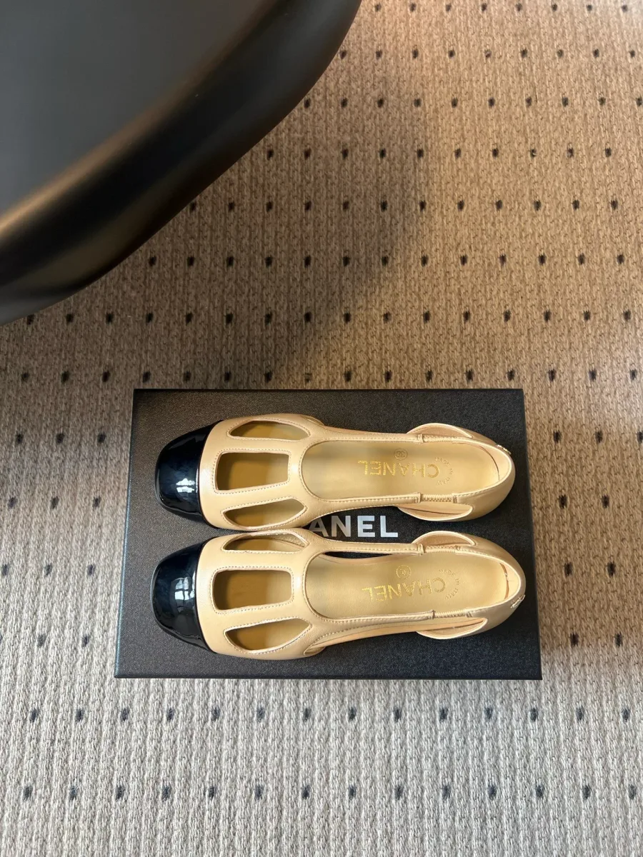 Пара бежевых кожаных балеток с фигурными вырезами, вид сверху