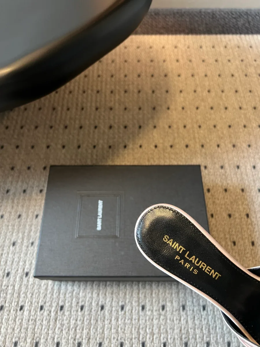 Крупный план стельки с золотистым логотипом Saint Laurent Paris