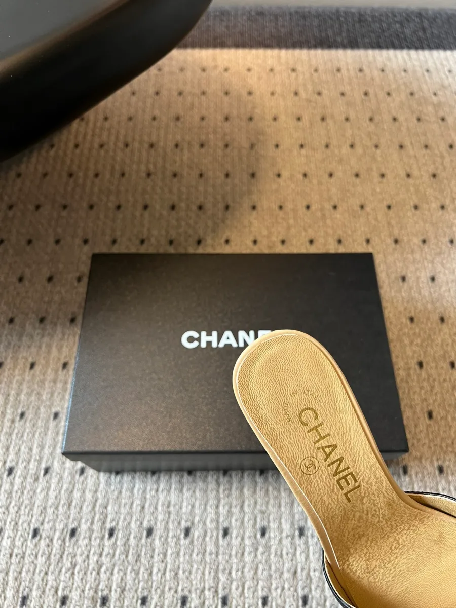 Крупный план кожаной стельки с тисненым логотипом Chanel