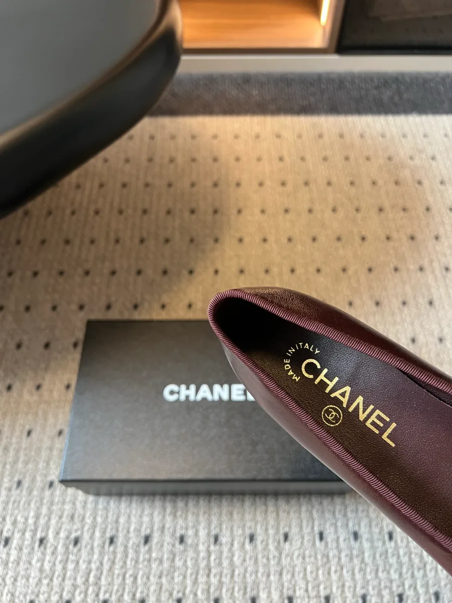 Внутренняя часть балетки с золотистым тиснением бренда Chanel на стельке