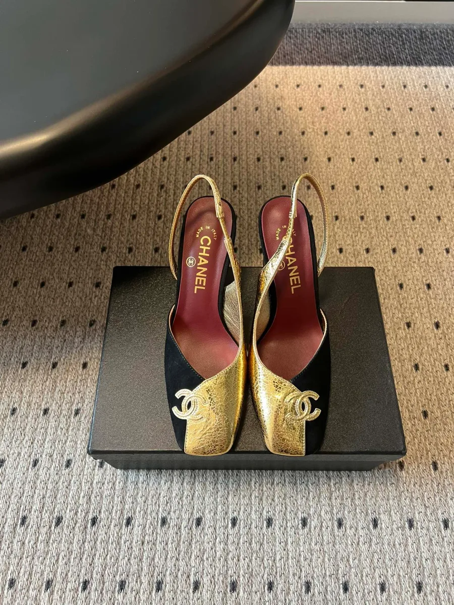 Чёрно-золотистые босоножки slingback с квадратным мысом и логотипом CC на коробке, вид спереди