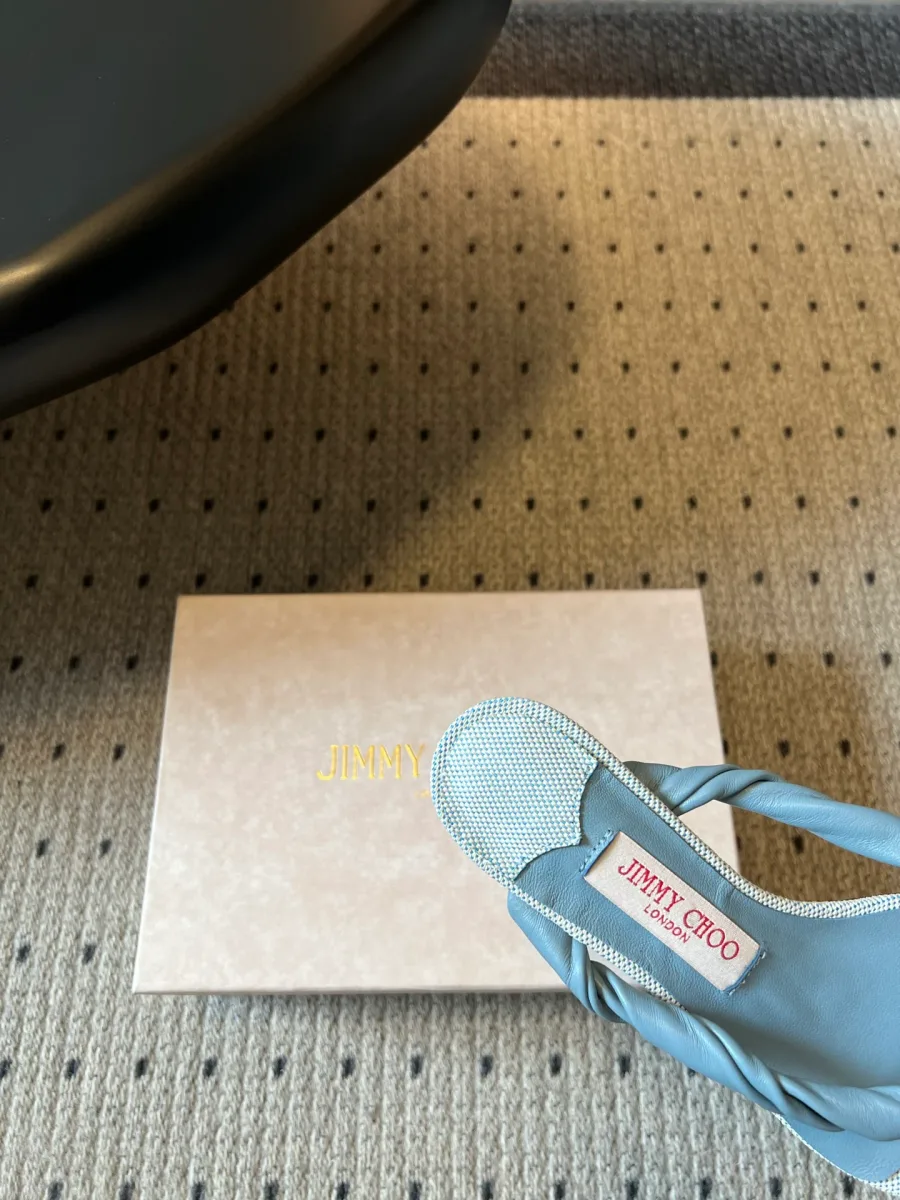 Крупный план пяточной части стельки с кожаной нашивкой Jimmy Choo