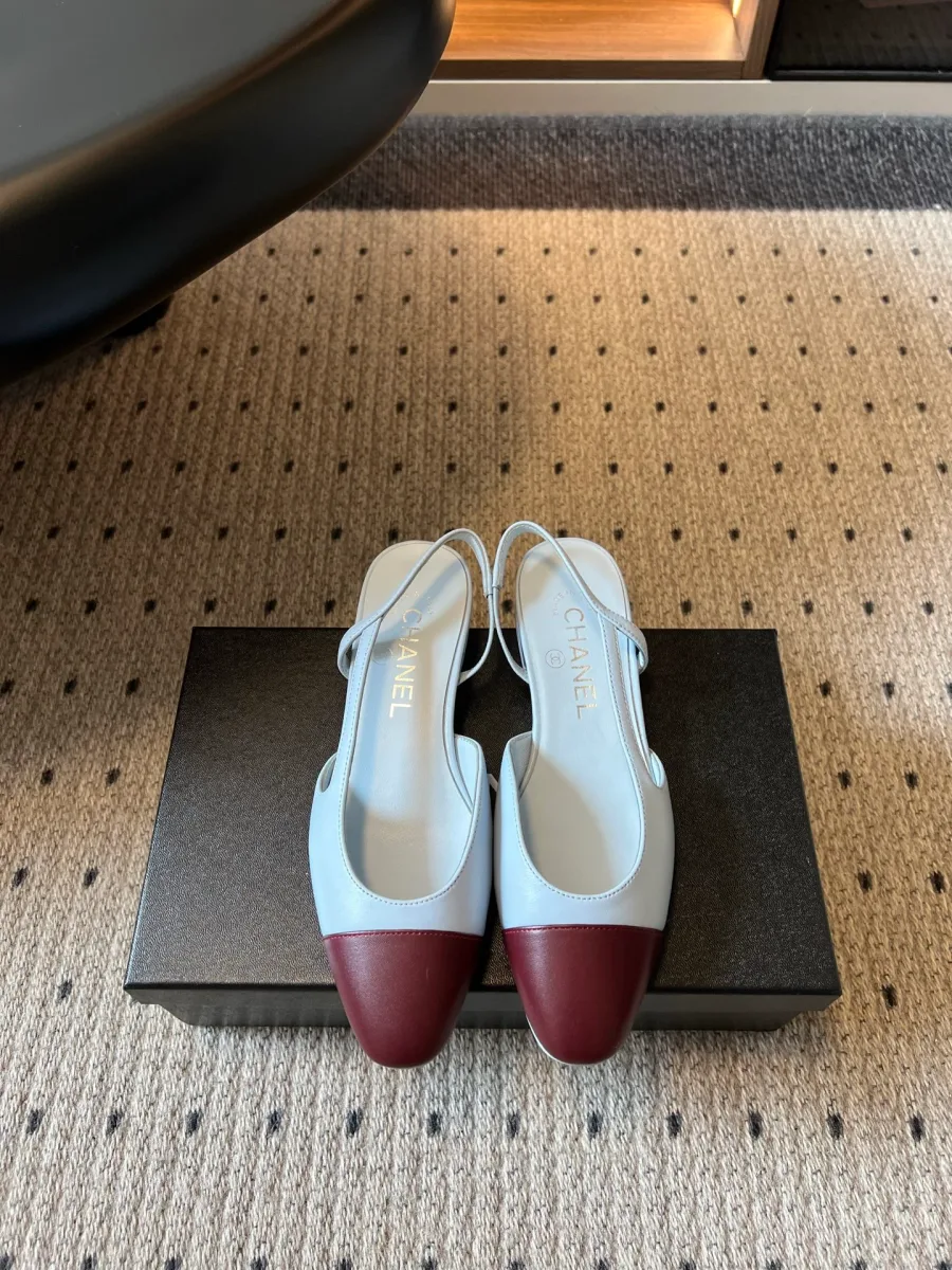 Пара голубых туфель slingback с бордовыми мысками на коробке, вид спереди