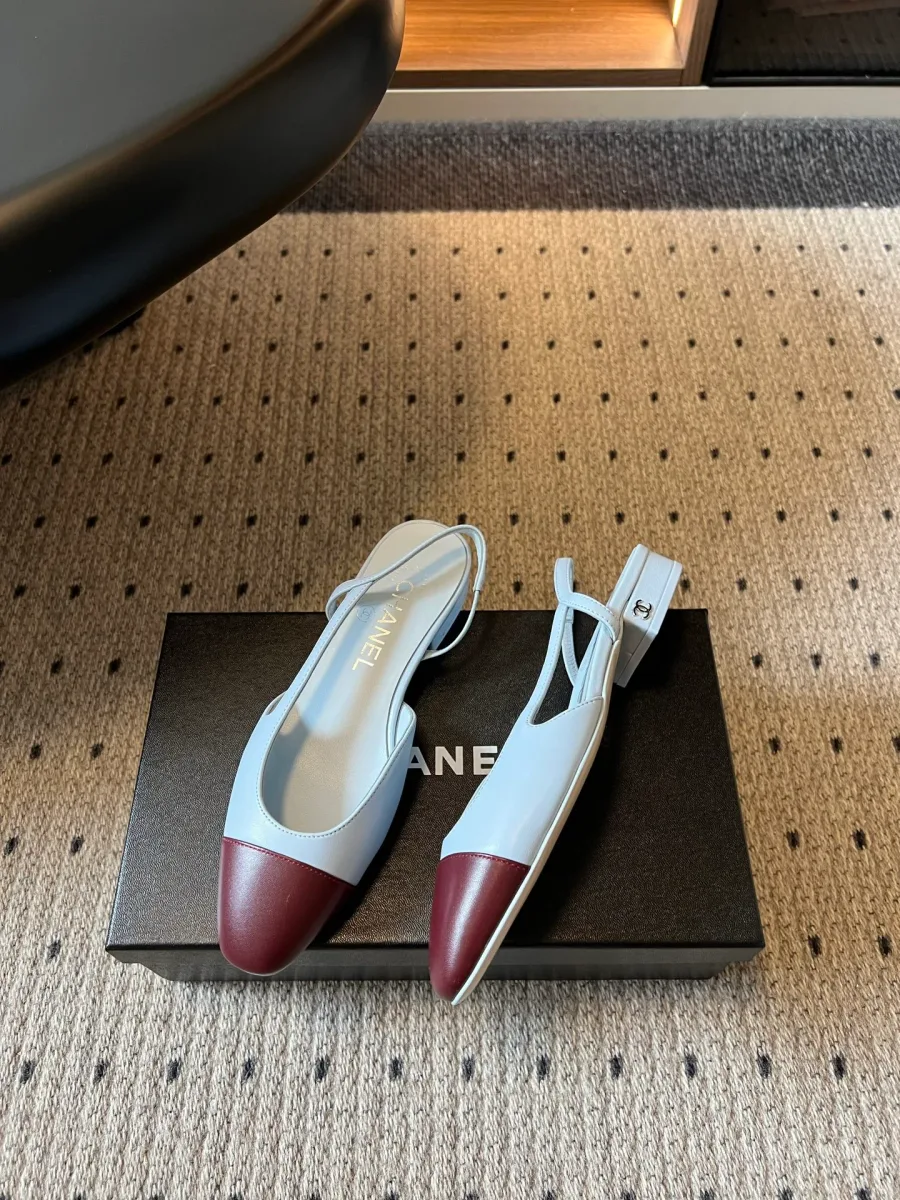 Голубые слингбэки с контрастным носком и ремешком на пятке, вид сбоку