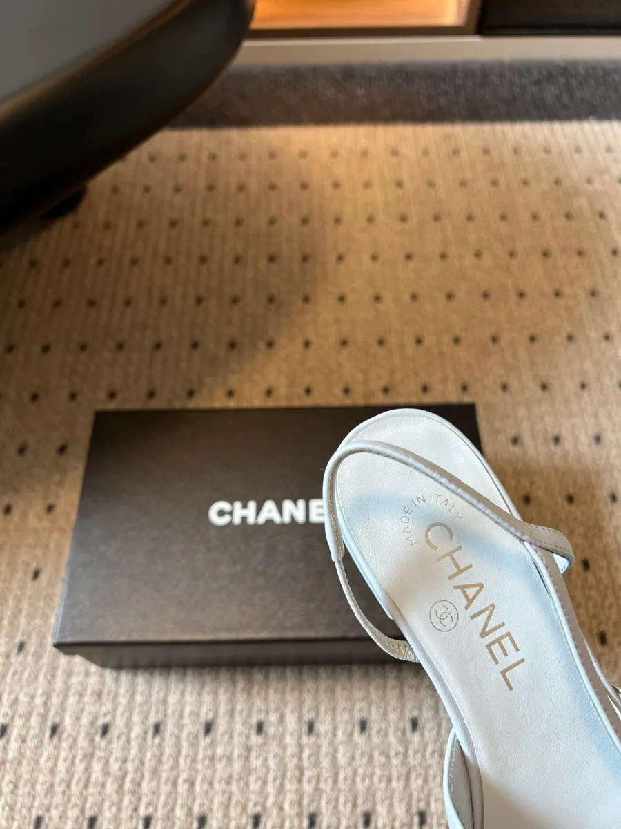 Стелька из натуральной кожи с тиснением логотипа Chanel крупным планом