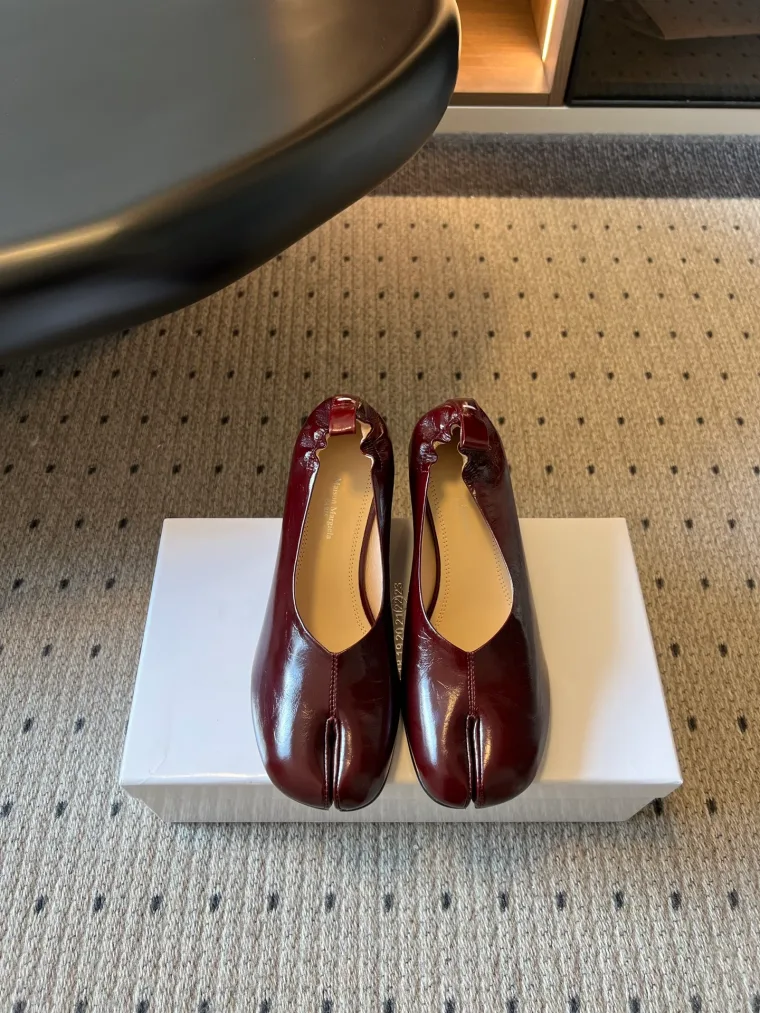 Maison Margiela Бордовые кожаные туфли Tabi на танкетке