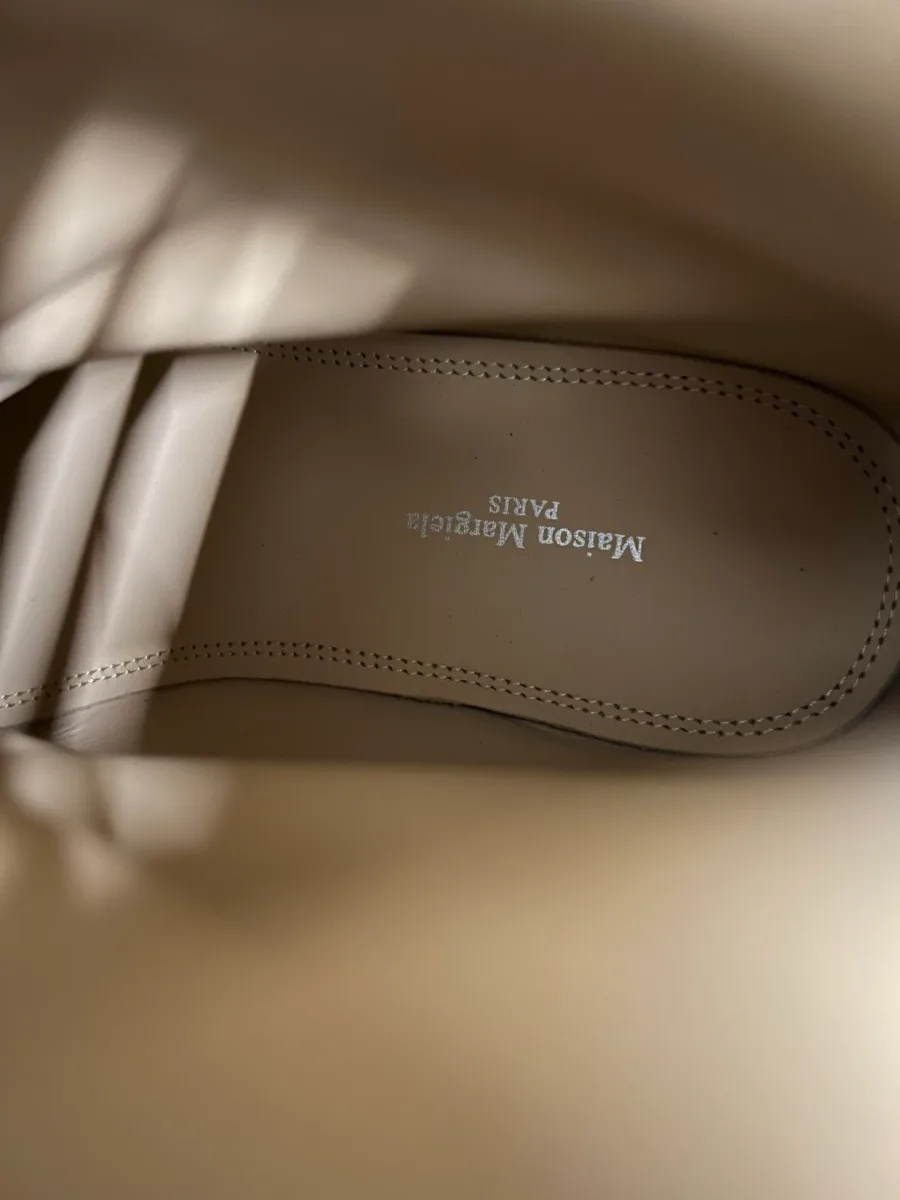 Внутренняя кожаная стелька с тиснением логотипа Maison Margiela