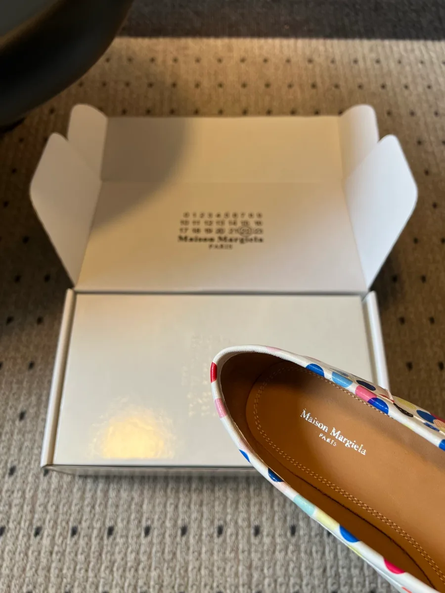 Крупный план внутренней отделки и кожаной стельки туфель Maison Margiela Tabi