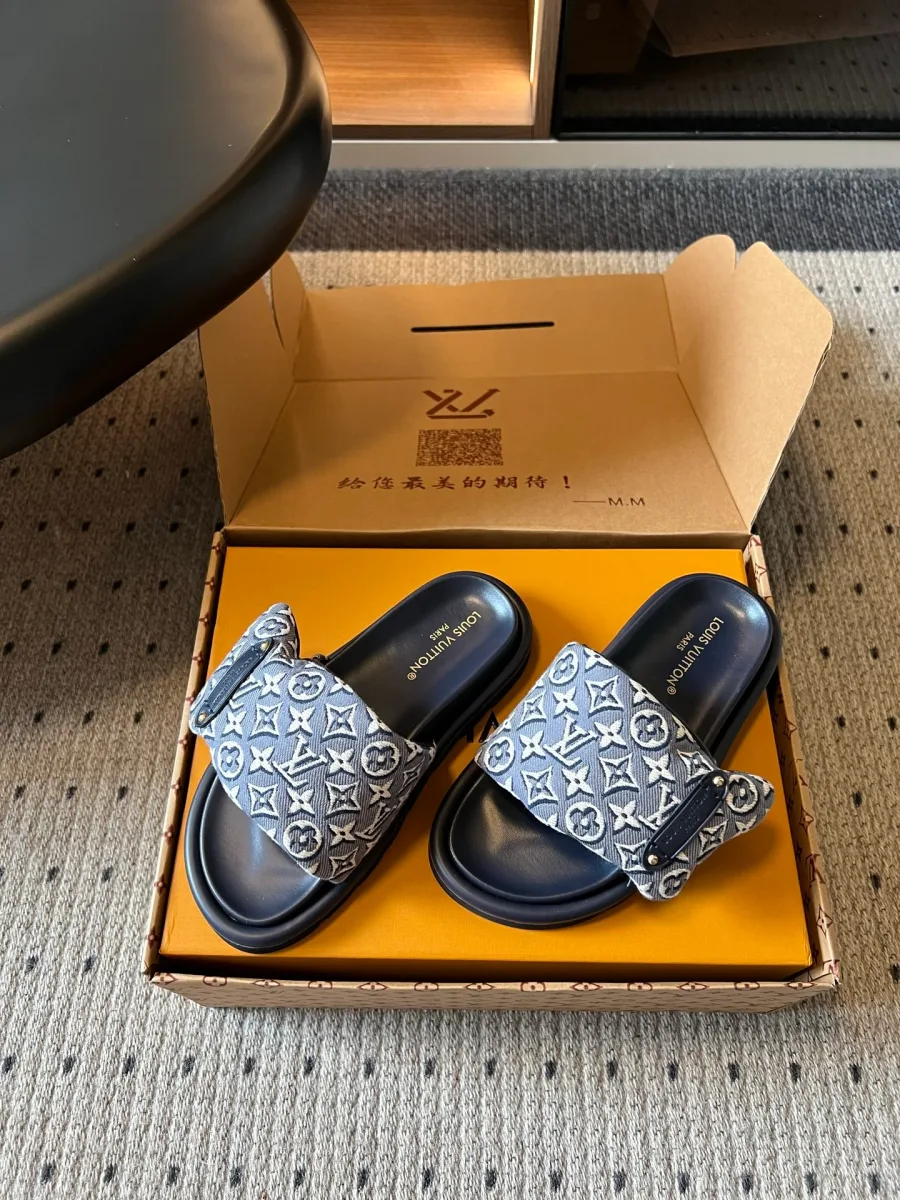 Пара текстильных шлепанцев с узором Monogram, ракурс три четверти