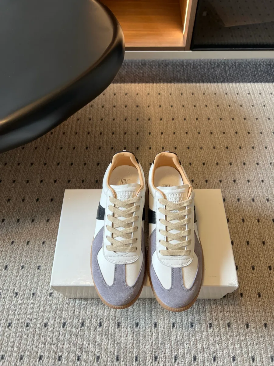 Пара низких кед Maison Margiela Replica на белой коробке, вид спереди