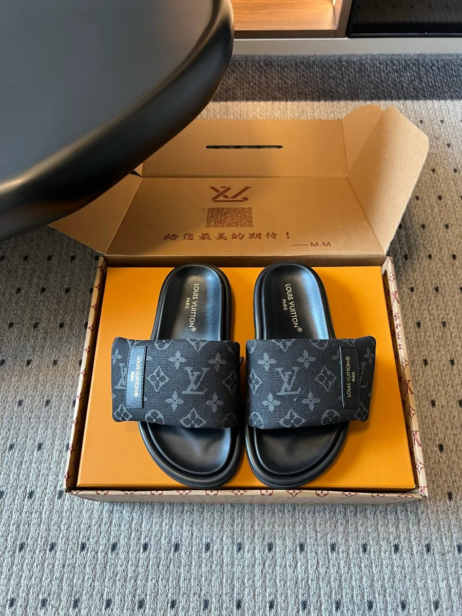 Чёрные шлёпанцы с узором Monogram в фирменной коробке, вид сверху