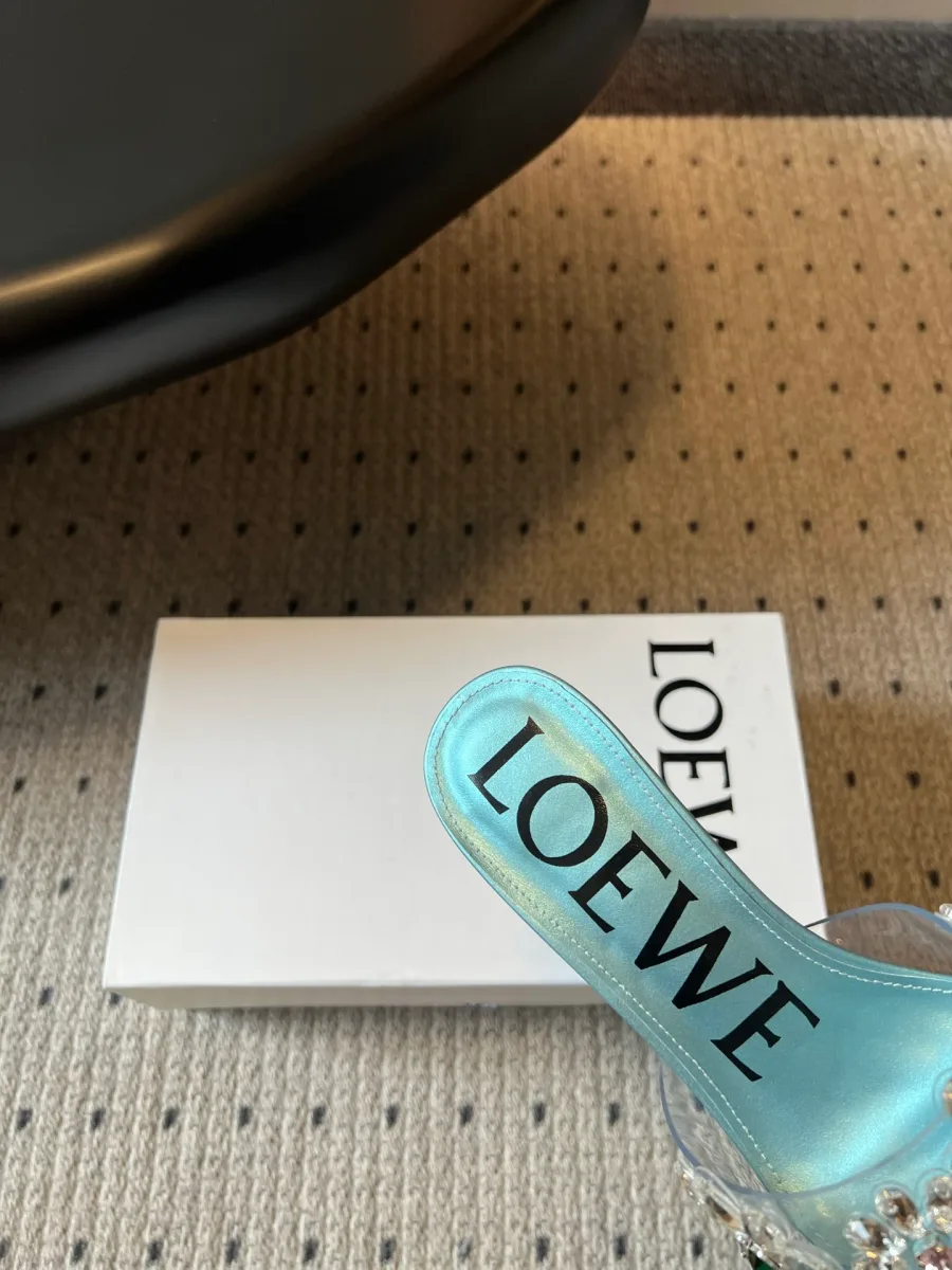 Крупный план кожаной стельки голубого цвета с логотипом Loewe