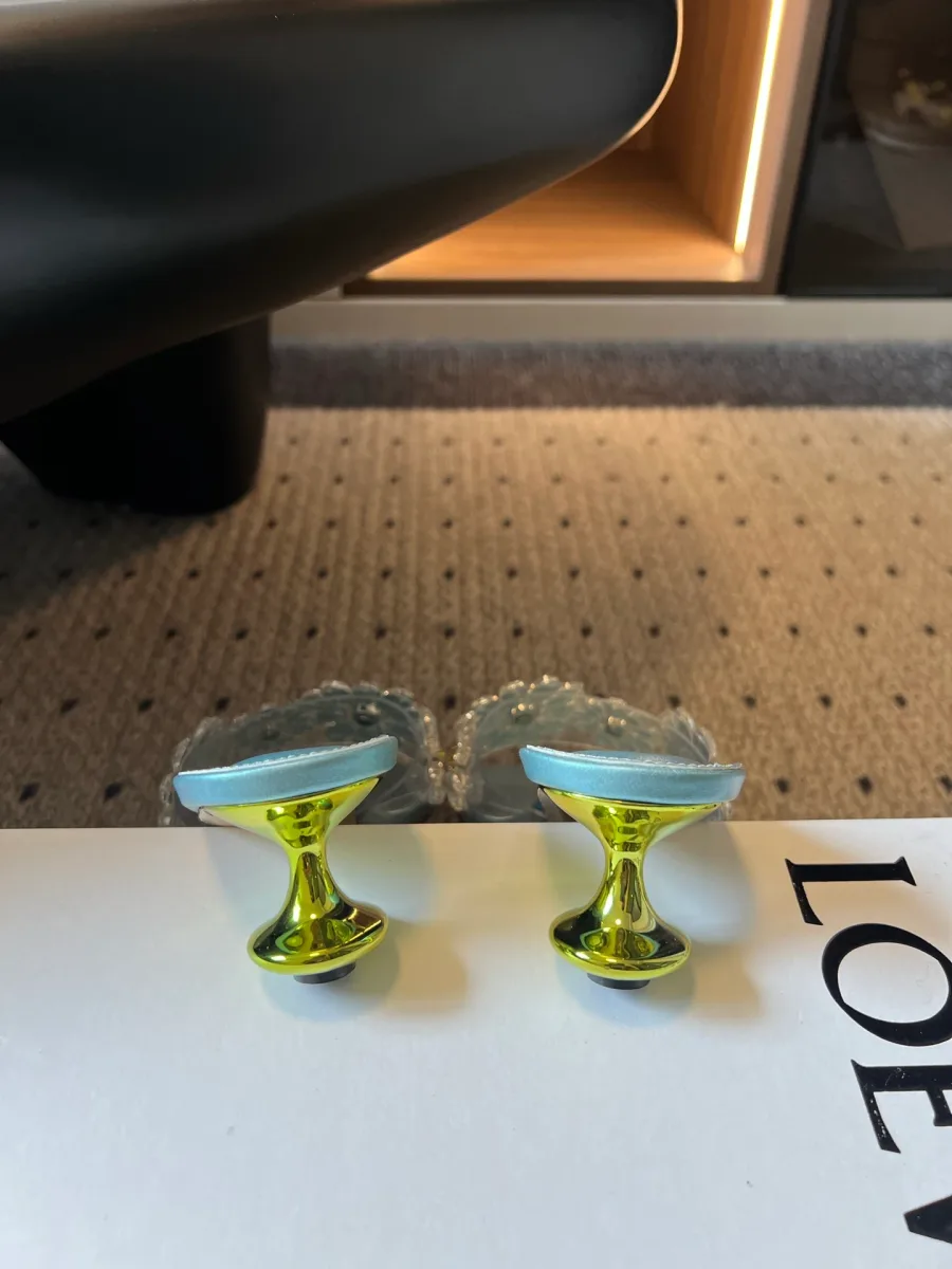 Фигурные каблуки шлепанцев зеленого цвета, вид сзади