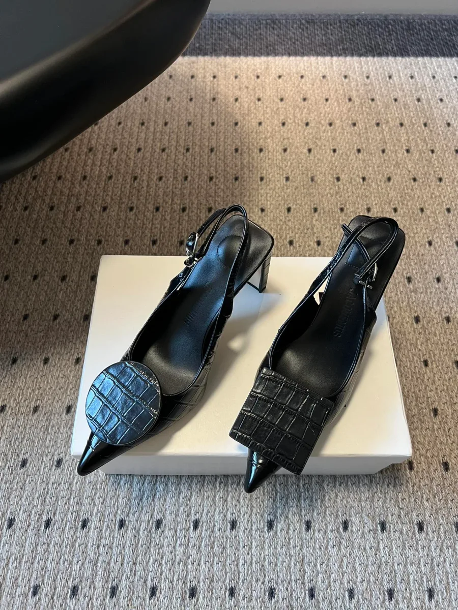 Пара чёрных туфель с открытой пяткой на каблуке, ракурс три четверти