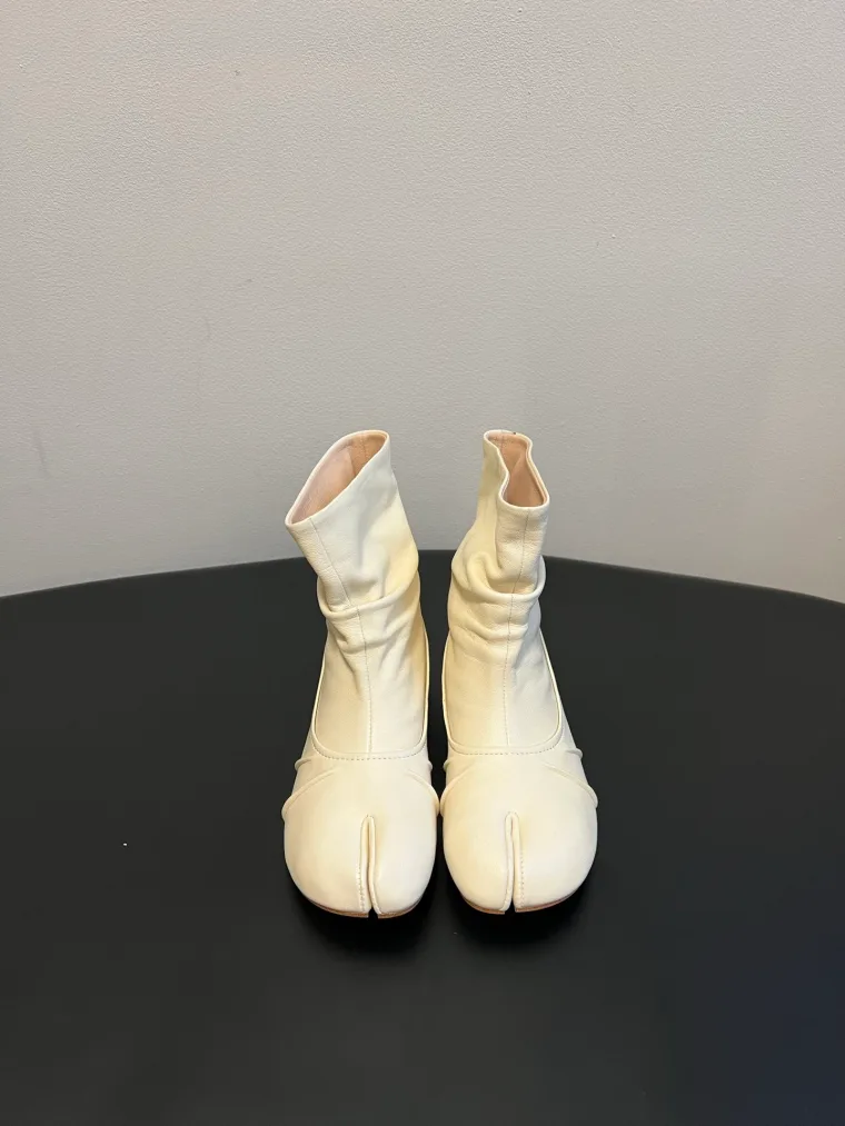 Maison Margiela Бежевые ботильоны Tabi с драпировкой