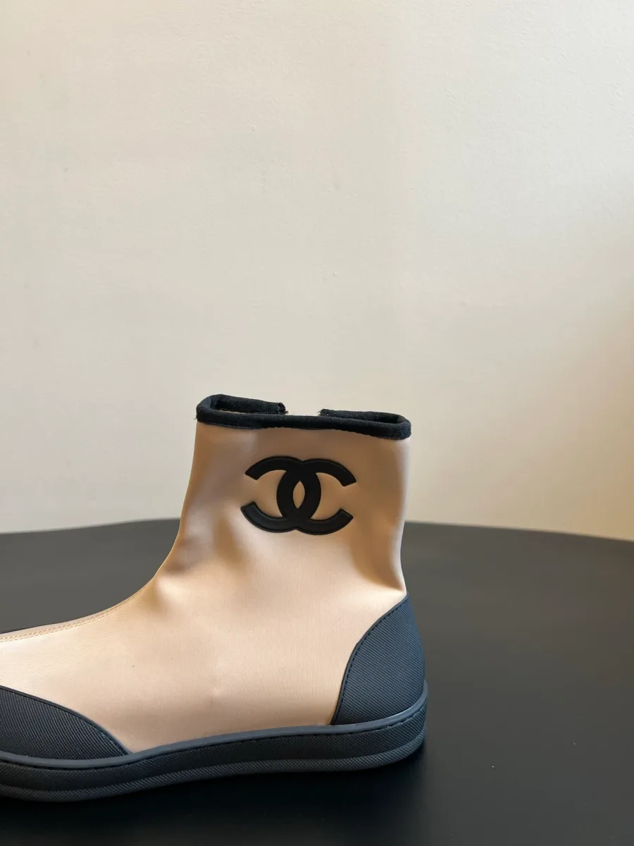 Крупный план голенища ботильона Chanel с чёрным логотипом CC