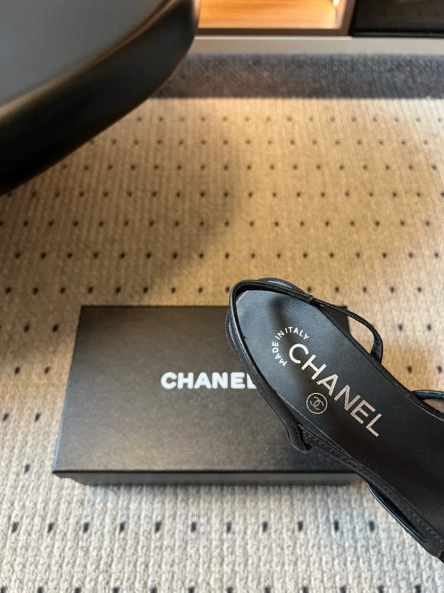 Кожаная стелька чёрной туфли с тиснением Chanel Made in Italy