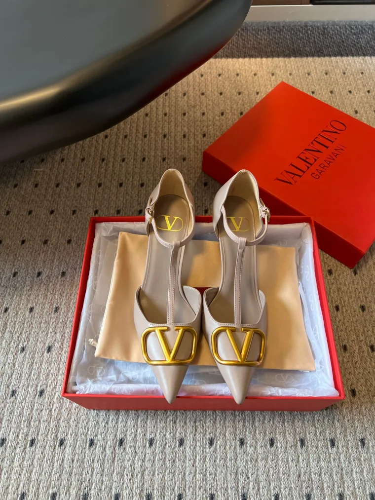 Valentino Бежевые туфли на каблуке с пряжкой VLogo и Т-образным ремешком