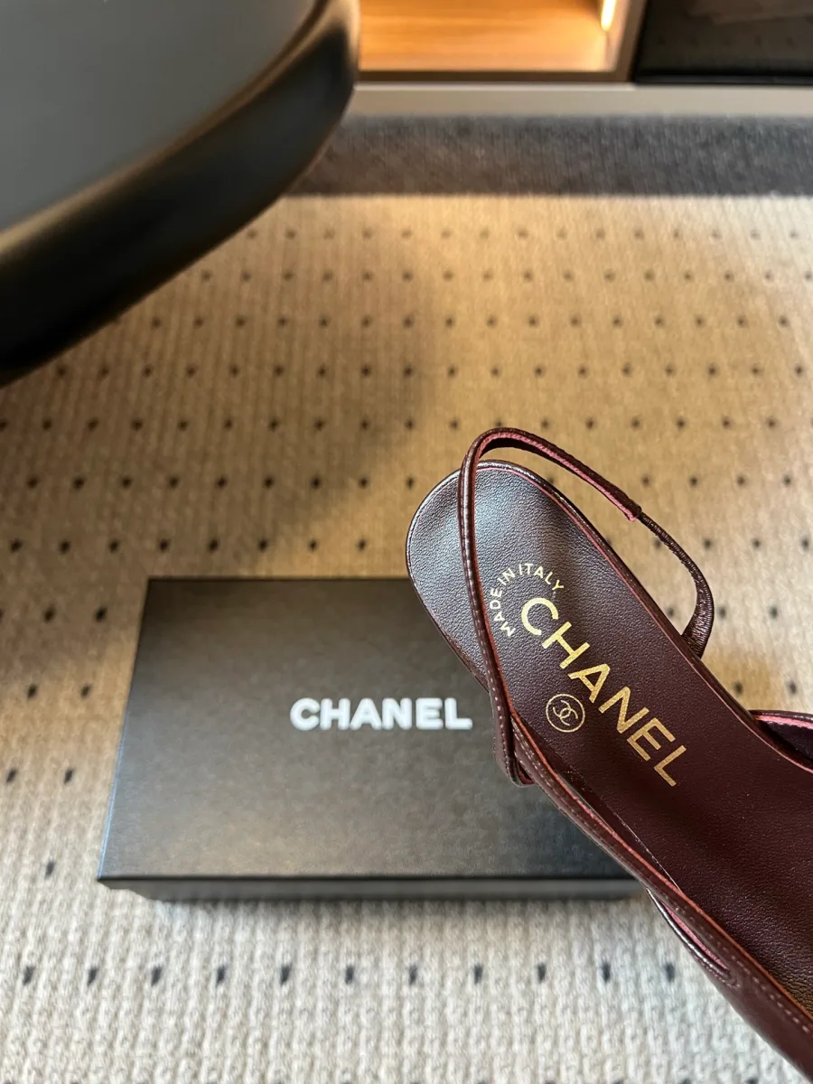 Деталь стельки с золотистым тиснением логотипа Chanel Made in Italy