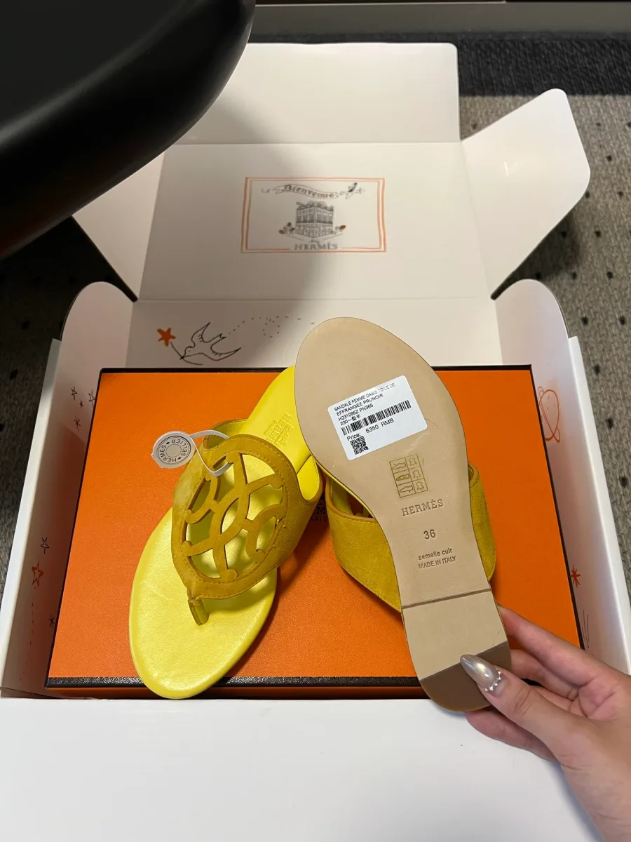 Жёлтый шлёпанец и демонстрация гладкой кожаной подошвы с наклейкой