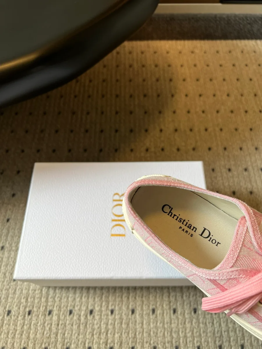 Стелька кеда с надписью Christian Dior Paris крупным планом