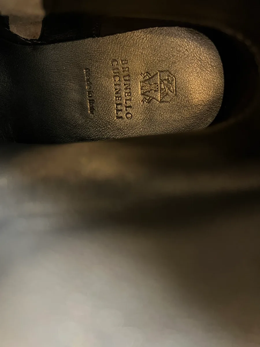 Кожаная стелька с тиснением логотипа Brunello Cucinelli крупным планом