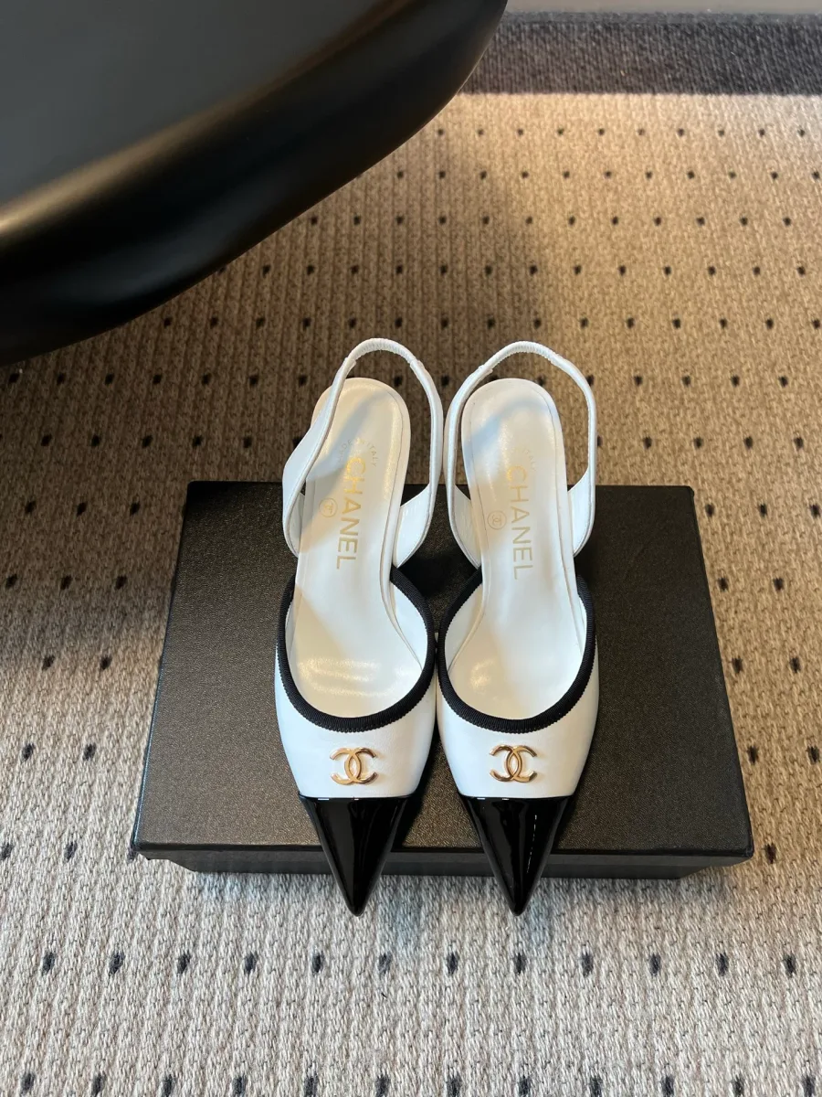 Бело-чёрные кожаные слингбэки Chanel с заострённым мысом, вид спереди