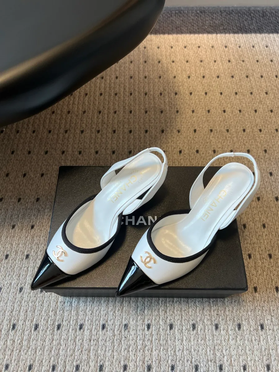 Пара слингбэков Chanel из белой кожи с чёрным мысом, ракурс три четверти