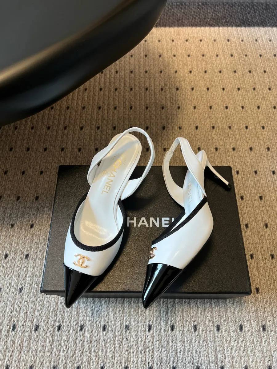 Пара бело-чёрных слингбэков Chanel на фирменной коробке, ракурс сверху сбоку