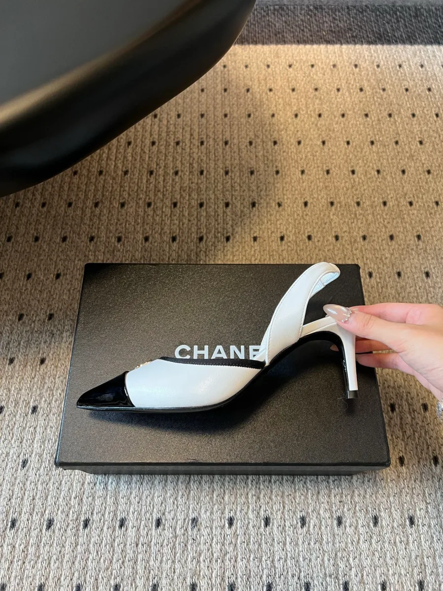 Бело-чёрный слингбэк Chanel на каблуке 6,5 см с открытой пяткой, вид сбоку